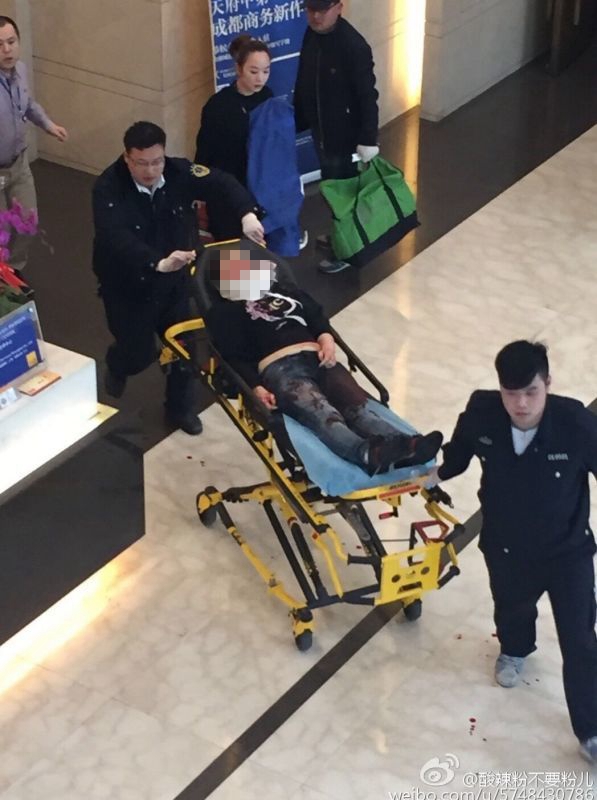 圖說(shuō)：一名被砍女子被送往醫(yī)院。網(wǎng)友圖