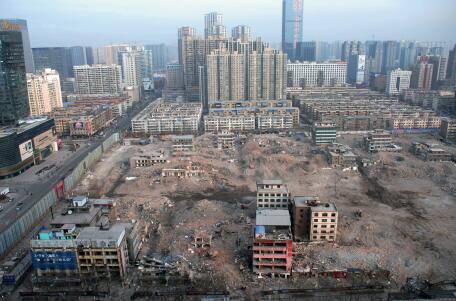 2016年元旦假期后的第一個工作日，記者從長風大街某高樓俯瞰正在拆遷中的親賢西北片區(qū)。經(jīng)過半年多推進，這一片區(qū)只留下十余處建筑等待拆除。(拍攝：2016年1月4日)