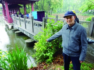 商老說，他就是在這兒把孩子拽上岸的