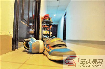 出事小孩的鞋子凌亂地?cái)[放在自家門前。