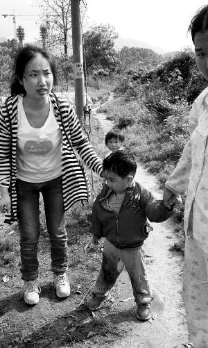 獲救小孩及其母親段曉霞。