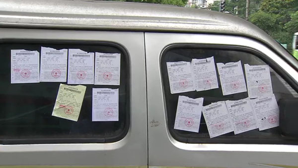 面包車上滿滿貼了14張罰單。