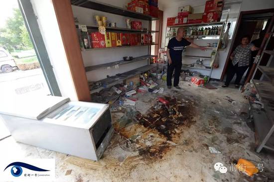 家里小賣部現(xiàn)在已經(jīng)一片混亂。