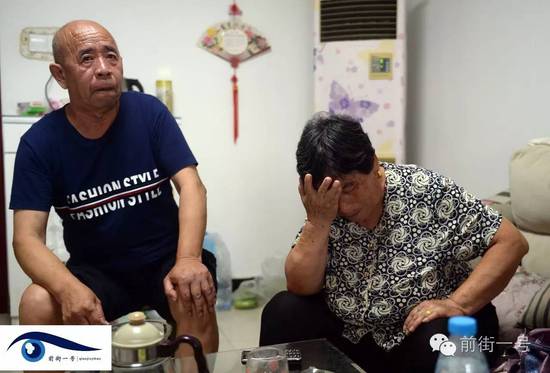 李亞榮的公婆談及李亞榮時(shí)淚流不止。