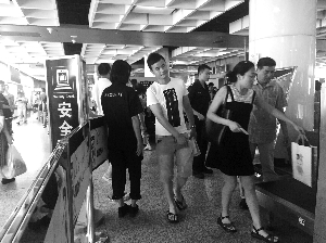 南京地鐵新街口站，大多數(shù)市民自覺配合安檢