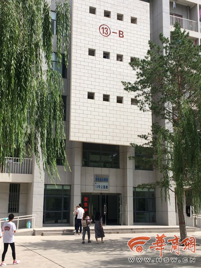 8月30日，榆林學(xué)院有學(xué)生發(fā)微博對(duì)女生宿舍樓住進(jìn)男生提出質(zhì)疑。9月3日，學(xué)校宣傳部門回應(yīng)，女生宿舍樓里確實(shí)住著3名男研究生，但該樓的格局是套間，跟單元房一樣是獨(dú)立的，大學(xué)應(yīng)有包容的精神。