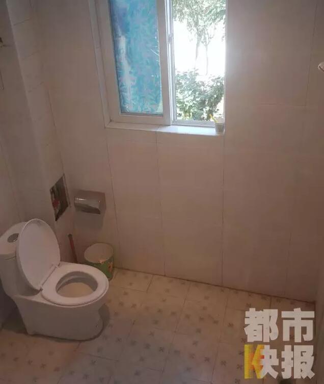 西安市戶縣草堂鎮(zhèn)的李家?guī)r村，有多戶人家經(jīng)營著農(nóng)家樂，但昨晚發(fā)生的這件事情打破了這里的寧靜。村民：“縣上的、鎮(zhèn)上的警察，還有村干部好多人在那兒，說是女的在衛(wèi)生間生產(chǎn)，把娃從窗子扔下來?！鞭r(nóng)家樂員工：“(聽說)直接從二樓扔下來了，呀，太殘忍了?！弊蛲淼氖拢芏嗳私裨绮怕犝f，震驚之余更感到惋惜。記者今天在高冠西五巷口找到了大家所說的農(nóng)家樂，一夜過去了，作為和那名女顧客有過交集的老板娘，心情仍然很沉重。