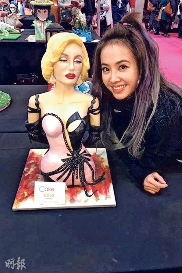 蔡依林讓大家欣賞她的得意之作瑪麗蓮夢(mèng)露翻糖蛋糕。