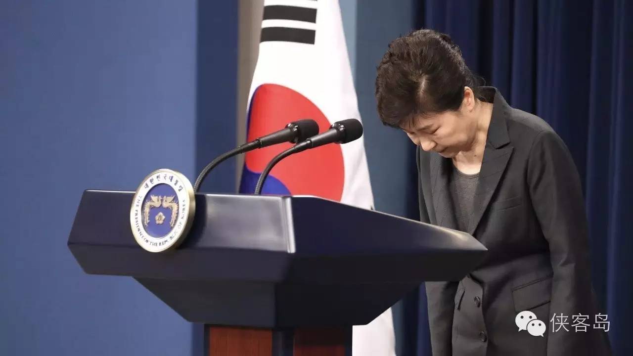 “任憑風(fēng)吹浪打，我自巋然不動”，樸槿惠對于這句詩應(yīng)該是心有戚戚焉。