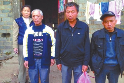 已被判死緩、在獄中服刑的4個村民的家人一直在為兒子喊冤。圖片來自網(wǎng)絡(luò)