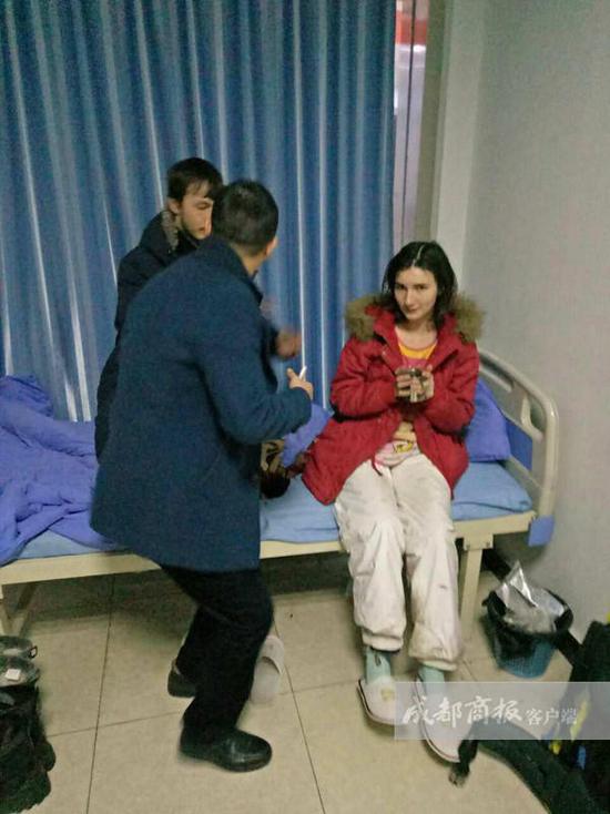 王利鑫說(shuō)，醫(yī)院工作人員考慮到他們遠(yuǎn)道而來(lái)，于是給他們倒上熱水，并試圖打手勢(shì)交流。但費(fèi)了好大勁，也沒(méi)辦法搞明白對(duì)方的情況，只好向社區(qū)民警求助。翠屏區(qū)西城派出所兩位民警迅速趕到，但雙方仍然語(yǔ)言不通，無(wú)法交流。民警見兩名年輕人并無(wú)惡意，只好離開了。折騰到晚上10點(diǎn)左右，還是沒(méi)辦法溝通。而醫(yī)院作為醫(yī)療機(jī)構(gòu)，又不能留宿不明來(lái)歷的外國(guó)人。王利鑫只好帶著懂英語(yǔ)的女婿趕到，交流得知對(duì)方是一對(duì)來(lái)自俄羅斯的小夫妻。“他們說(shuō)到中國(guó)‘窮游’，打算從成都到昆明，結(jié)果坐順風(fēng)車來(lái)到了宜賓，卻沒(méi)錢住賓館?！蓖趵胃嬖V成都商報(bào)客戶端記者，兩個(gè)年輕人不懂漢語(yǔ)，正好看到中山醫(yī)院標(biāo)識(shí)，就闖進(jìn)來(lái)打算求宿一晚。