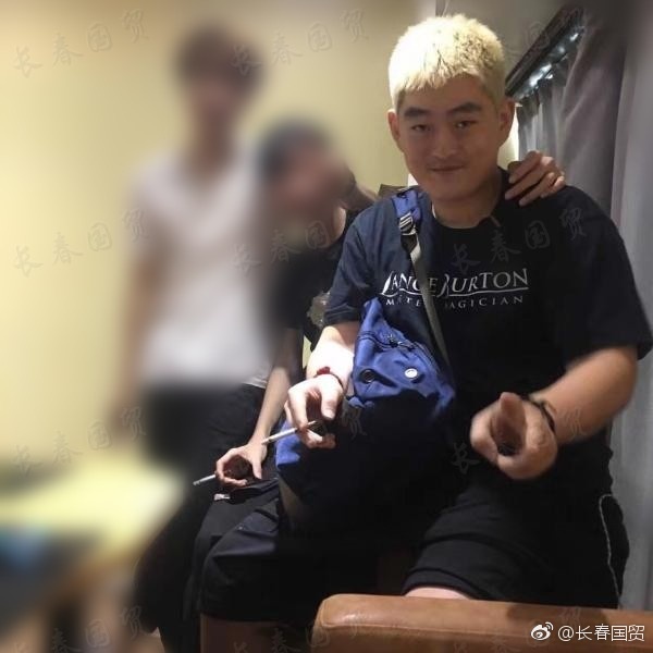 趙本山兒子近照曝光 滿頭黃發(fā)長(zhǎng)相似老爸