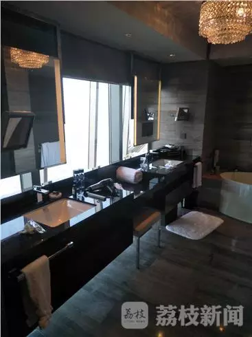 何女士表示無意中看到淋浴間外側(cè)的玻璃映射出幾個人影。