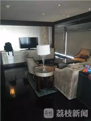 何女士稱當(dāng)時自己正在換衣服，順眼看了一下窗外，就看到了幾個人影，其中一個人拿著手機，三個男的朝這邊望。何女士表示，剛開始還以為是出現(xiàn)了幻覺，后來發(fā)現(xiàn)，玻璃中的映射人影就是隔壁房間的住客。