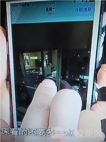 酒店前廳負責(zé)人李經(jīng)理：我們?nèi)ピ儐栠^，警察也詢問過，警察有錄音，他說他沒有錄像，第一個人說肯定沒有錄像，第二個人沒有口頭保證。對于何女士反映的晚間玻璃外墻變成“鏡子”反光的情況子。負責(zé)人表示，在客人入住酒店的時候，酒店工作人員一般會對客人進行提醒，要求客人將房間的窗紗全部關(guān)閉，不過這一說法卻遭到了何女士的否認。酒店前廳負責(zé)人李經(jīng)理稱，這個雙層玻璃的設(shè)計是環(huán)保設(shè)計，冬暖夏涼，如果是單層冬天會非常冷。