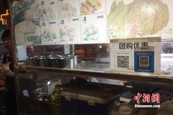 不少小商販都用上掃碼支付。中新網(wǎng) 吳濤 攝