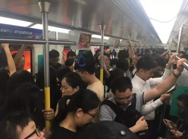 尷尬了！深圳地鐵首開(kāi)女性車(chē)廂 結(jié)果塞滿男乘客