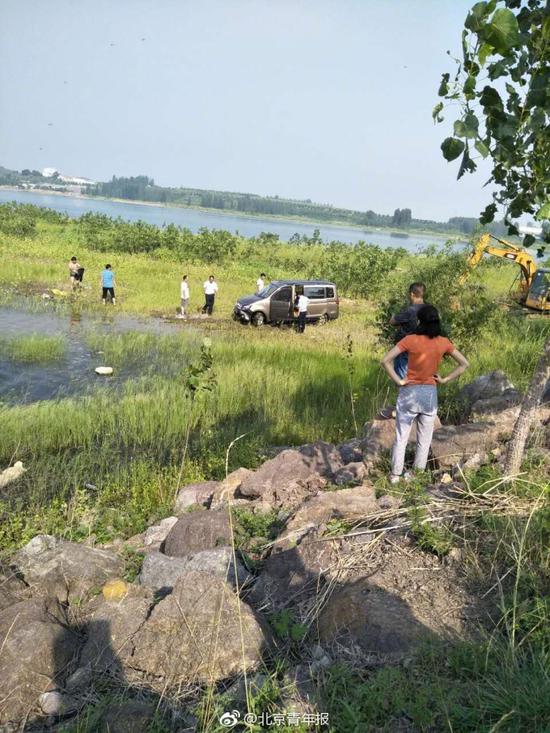 男子駕車帶5個孩子沖進水庫溺亡 男子駕車帶5個孩子沖進水庫溺亡