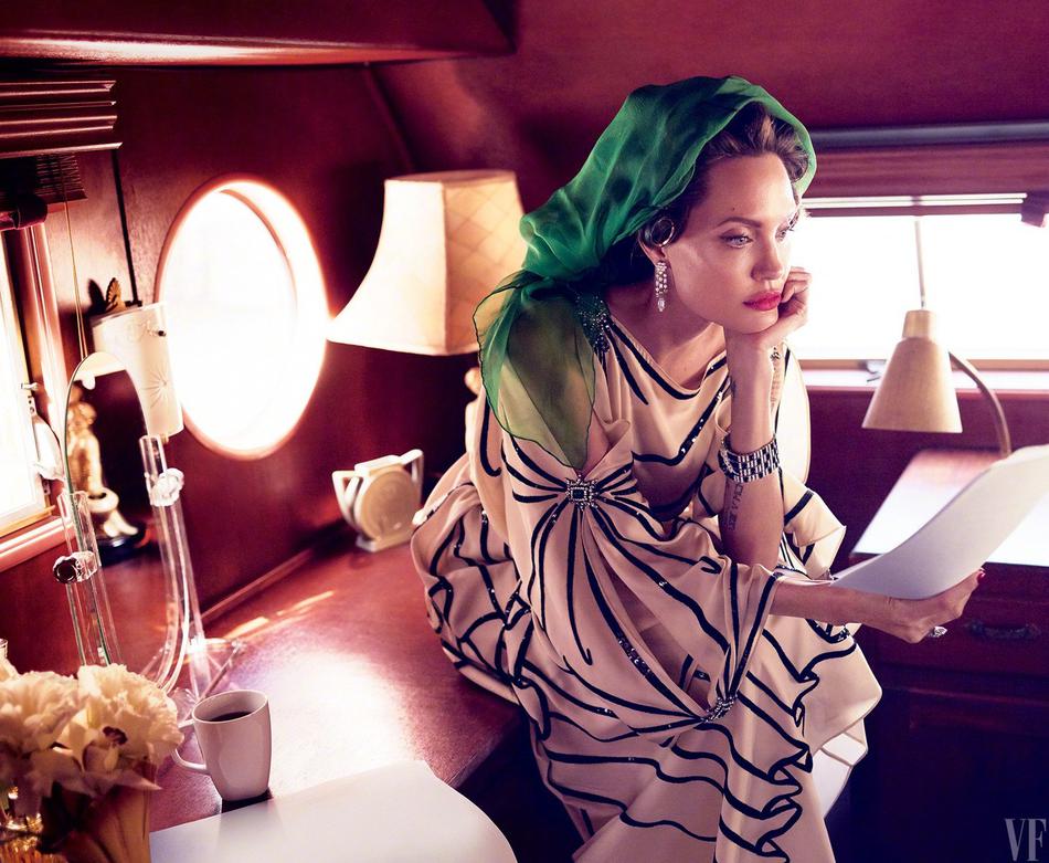 朱莉被診斷患上面神經麻痹 半邊臉會垮