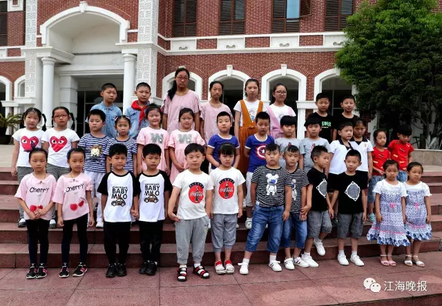  （一年級(jí)新生13對(duì)雙胞胎和初一新生4對(duì)雙胞胎一起合影。）