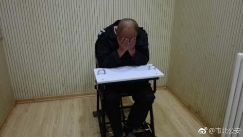  打人男子。圖片來源：青島市公安局市北分局官方微博