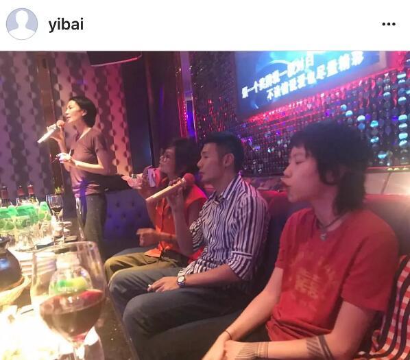 王菲母女跟李榮浩一起唱K，竇靖童的表情亮了