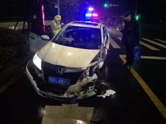 今天凌晨，杭州一對環(huán)衛(wèi)工夫婦被車撞進(jìn)錢塘江