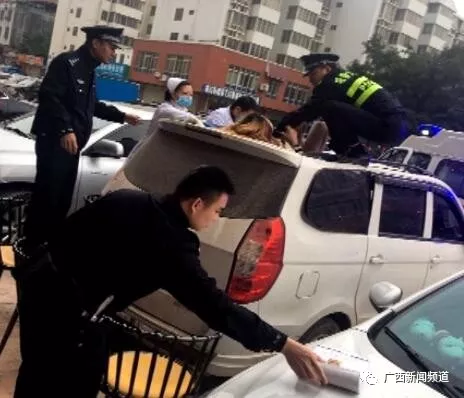 ▲女子跌落至一面包車車頂，民警和醫(yī)護人員將其救下。