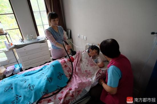 每次排痰，張津華就會癲癇發(fā)作，這是她腦部僅有的電信號。（羅逸爵 攝）