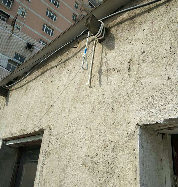 懸掛的登山繩子和房梁。