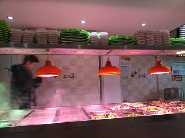 羅正宇經(jīng)常去的炸醬面館，中午和晚上有盒飯吃。