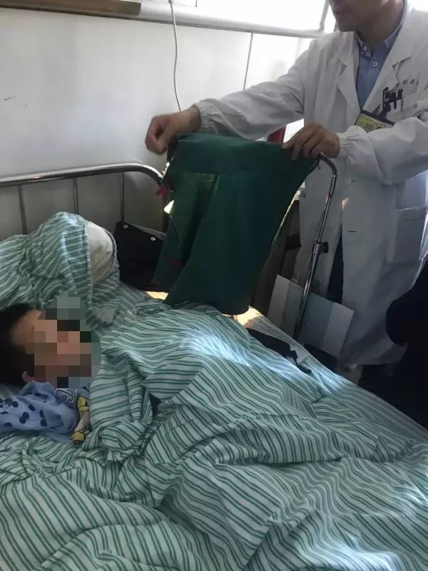 嚇哭！6歲男孩被夾斷手指 罪魁禍?zhǔn)拙故切７? oldsrc=