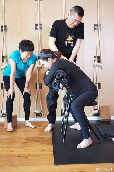 蔣勤勤與陳建斌一起做瑜伽。