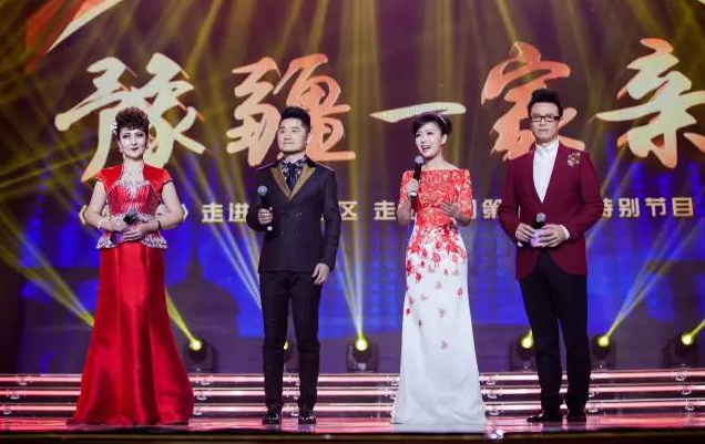 主持人：白燕升、龐曉戈、關(guān)楓、熱娜·古麗（從右到左）