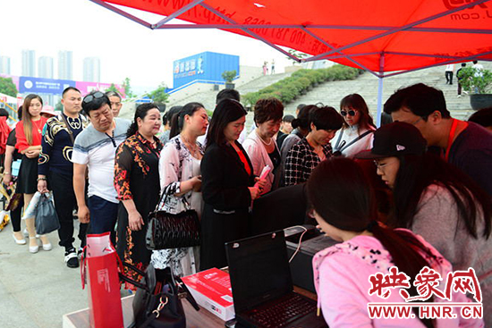 海選現(xiàn)場報名人數眾多