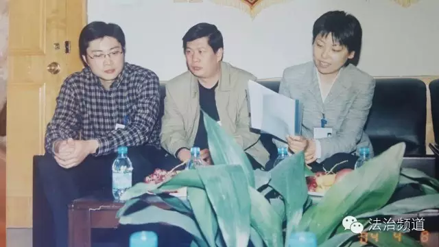 右一為時(shí)任團(tuán)支部書記李玉潔和主持人張世彬等討論研究案情 右一為時(shí)任團(tuán)支部書記李玉潔和主持人張世彬等討論研究案情