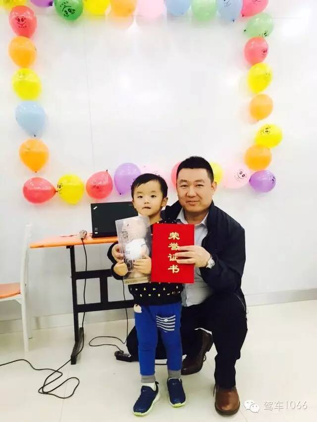 我是小小銀行家，來跟行長合個影哦