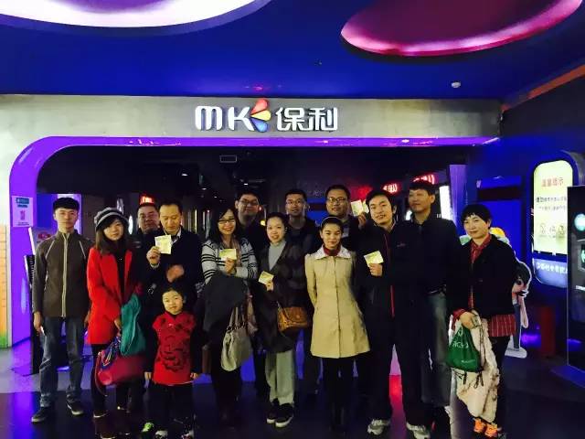 來張“全家?！?，人齊了，我們準(zhǔn)備進場嘍