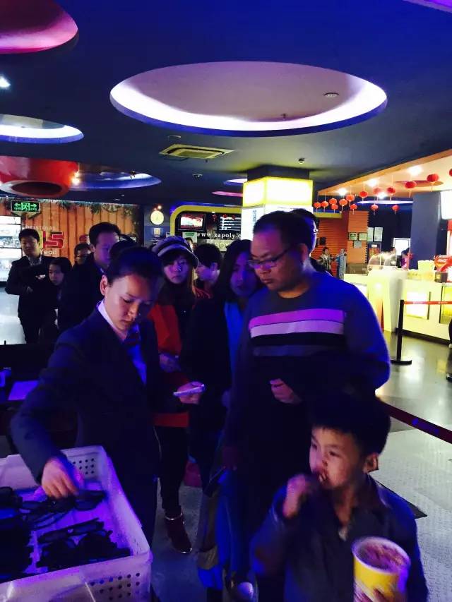 小朋友吃的好香啊！爆米花和電影真是絕配喲