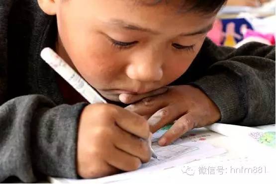 小手黑黑的，像是很少洗