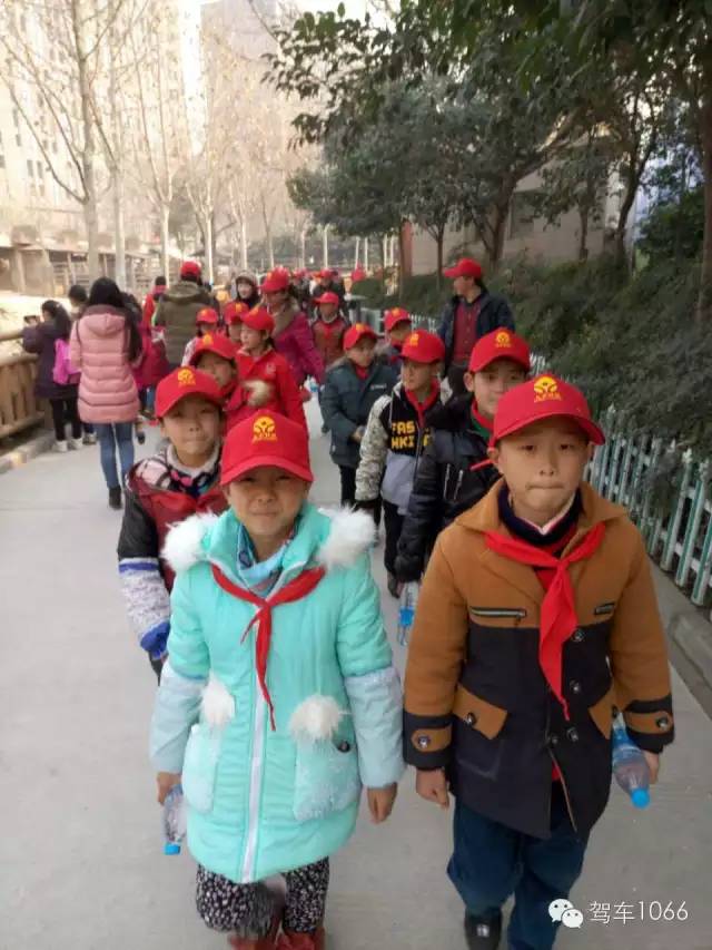 脖子上戴著紅領(lǐng)巾，頭上頂著小紅帽，排著整齊的隊(duì)伍——出發(fā)！