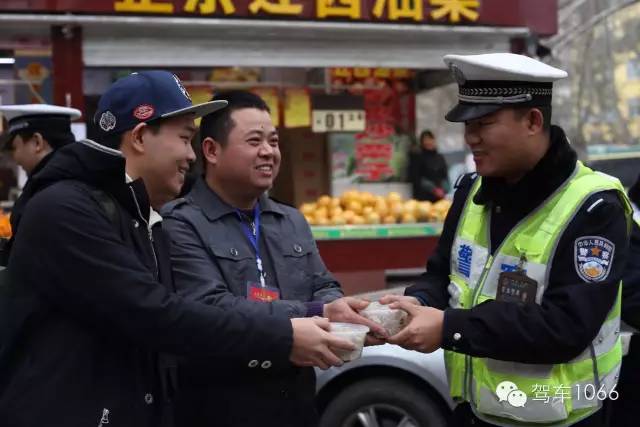 新華社攝影記者李博，也隨我們1066小分隊(duì)一路同行他也為我們記錄下了一幕幕溫暖的瞬間。