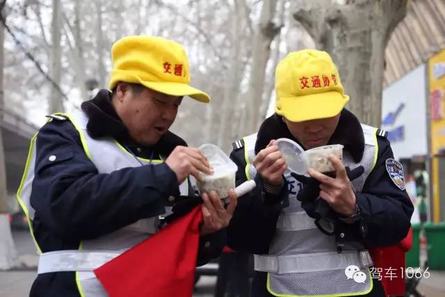 1066小分隊(duì)和志愿者來(lái)到金水路文化路，給這里執(zhí)勤的交警和協(xié)管送去暖心餃子。