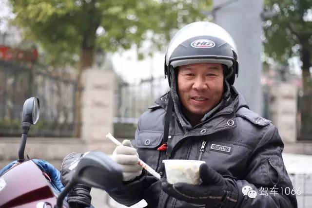 1066小分隊(duì)來(lái)到紫荊山（摩的司機(jī)、出租車司機(jī)、市民)，給他們送去餃子。