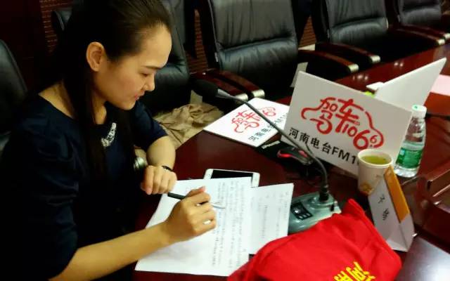 這一環(huán)節(jié)由我們1066的人氣美女主播子楊主持，認(rèn)真的子楊是不是超級(jí)美麗呢。