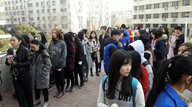 還沒(méi)開(kāi)始時(shí)大家已經(jīng)開(kāi)始有序排隊(duì)了，棒棒噠！