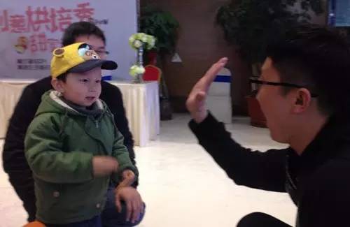 老楊你真心的是童心未泯啊，來，跟叔叔Give Me Five！