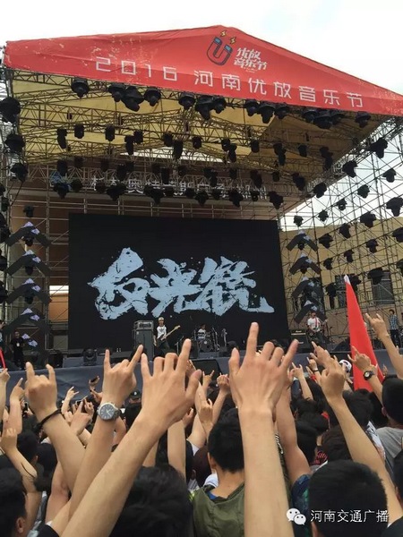 這么多朋友！默契的舉著一個手勢！