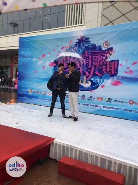 這位男士向遠(yuǎn)在家鄉(xiāng)的妻子隔空表白，勇氣真是大大的，您對妻子的愛，已經(jīng)超越萬水千山。