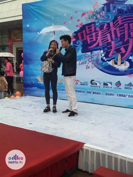 這是一位在校大學(xué)校，暗暗的喜歡純純的愛。